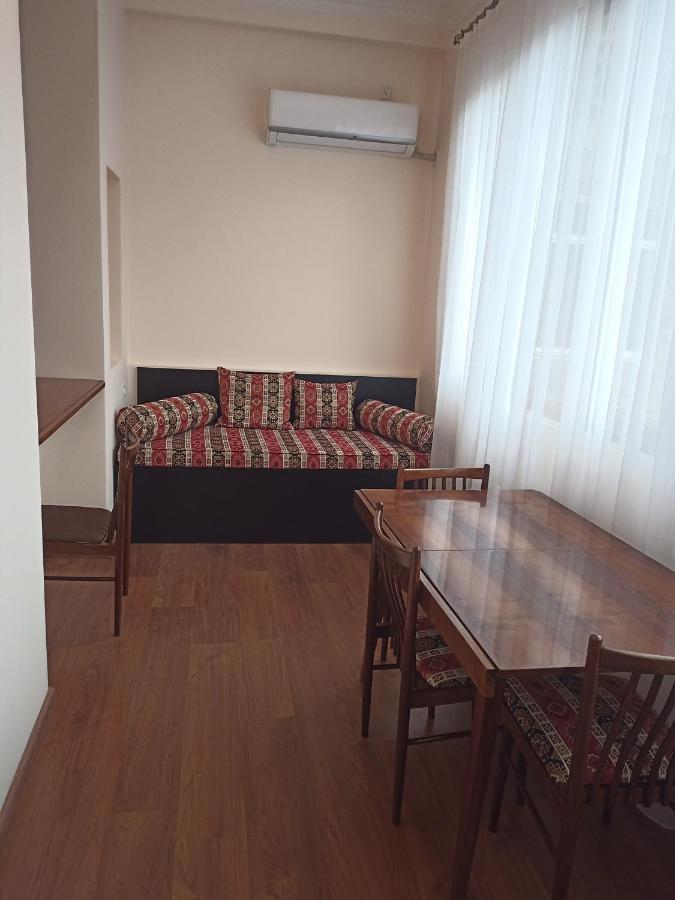 Spacious One Bedroom Apartment In The City Centre Ereván Exterior foto